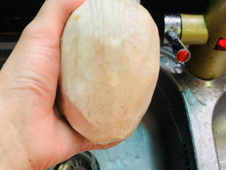 2、芋头西米露,将芋头洗净；