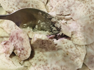 6、芋头西米露,蒸到用勺子轻轻压就散开，就可以了，大概需要20分钟；