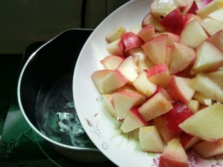 6、糖水桃汁,接着倒入切好的桃肉