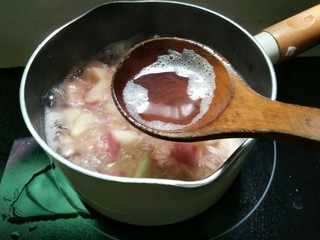 8、糖水桃汁,撇掉多余泡泡