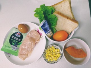 1、甜玉米鸡胸肉全麦三明治,主要食材鸡胸肉冷水泡5分钟，清水冲洗干净。