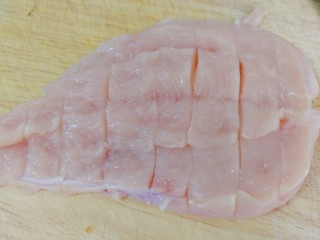 3、甜玉米鸡胸肉全麦三明治,两面切几刀，不要切透。