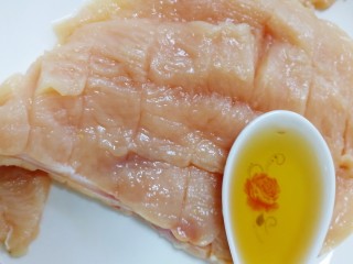 4、甜玉米鸡胸肉全麦三明治,放一汤匙料酒。