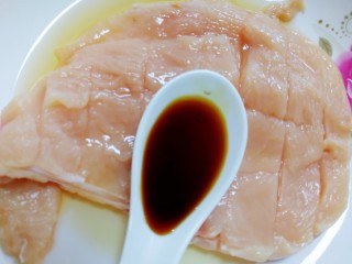 5、甜玉米鸡胸肉全麦三明治,一汤匙生抽。