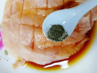 6、甜玉米鸡胸肉全麦三明治,洒一点黑胡椒粉。