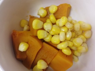 8、甜玉米鸡胸肉全麦三明治,南瓜切小块，隔水上锅蒸7分钟，控出水份放入玉米粒。