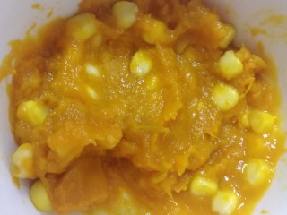 9、甜玉米鸡胸肉全麦三明治,勺子压成泥，和玉米粒拌匀。