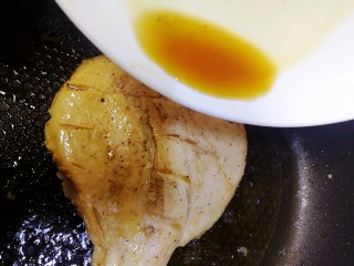 11、甜玉米鸡胸肉全麦三明治,平底锅倒入少量油，放入鸡胸肉，倒入腌肉料汁。