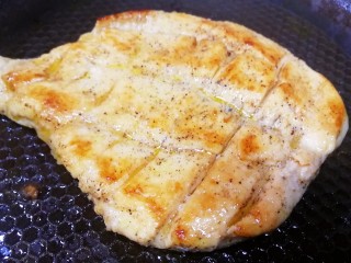 12、甜玉米鸡胸肉全麦三明治,煎至两面金黄，中火收汁。