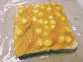 13、甜玉米鸡胸肉全麦三明治,一片切片涂满南瓜泥和玉米粒。