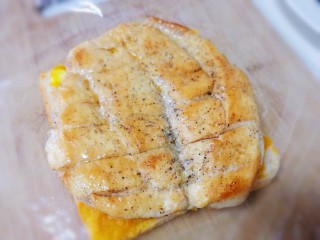 14、甜玉米鸡胸肉全麦三明治,放上煎好的鸡胸肉。