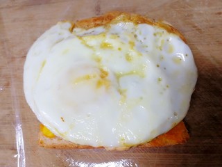 15、甜玉米鸡胸肉全麦三明治,放上煎蛋。