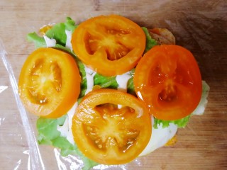 17、甜玉米鸡胸肉全麦三明治,铺上小黄番茄片。