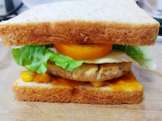 18、甜玉米鸡胸肉全麦三明治,最后放上全麦切片。