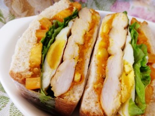 19、甜玉米鸡胸肉全麦三明治,保鲜膜包紧，对半切开。鸡胸肉低脂，蛋白质含量高，易被吸收。