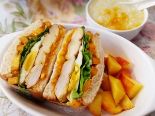 20、甜玉米鸡胸肉全麦三明治,甜玉米粒鸡胸肉全麦三明治,一碗南瓜粥，一点水果，早餐吃起。