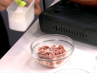 1、茄汁蘑菇肉片,蘑菇和番茄切片；洋蔥切丁；肉片加入調味料A抓勻備用。