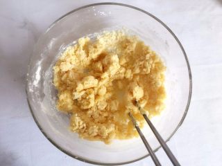 2、健康无添加【自制小馒头】,用筷子扮成棉絮状；