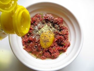 8、肉饼蒸蛋,加点胡椒粉和少许油