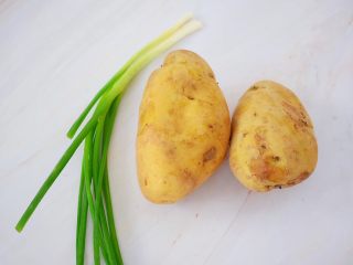 1、狼牙土豆,准备好材料