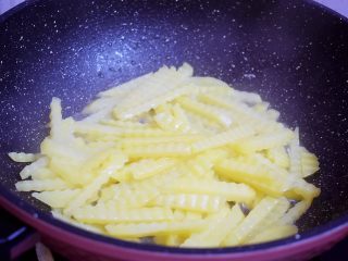 5、狼牙土豆,翻炒至断生