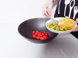 4、小夏日水果沙拉盘,取一大碗，把所有切块的水果倒入碗里