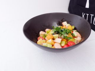 5、小夏日水果沙拉盘,加入切碎的薄荷叶、糖浆