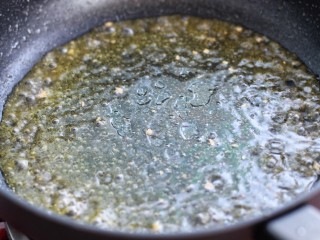 9、肉末冬瓜,将蒸好的肉末冬瓜盘中水分倒回炒肉末的锅中，加适量盐和鸡精烧开