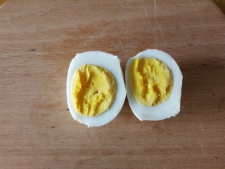 3、上班族美味营养减脂便当,煮好鸡蛋切开