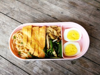 9、上班族美味营养减脂便当,将凉拌米粉,鸡脯肉,青蒜香干,糖醋面筋,鸡蛋装入一层便当盒
