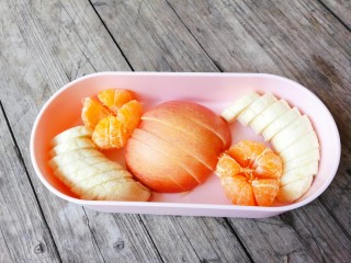 10、上班族美味营养减脂便当,将苹果,香蕉,沙糖桔装入另外一层便当盒