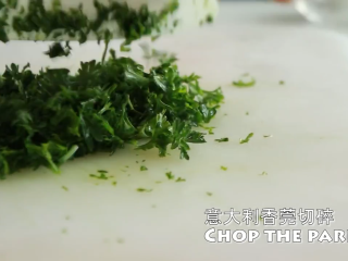 1、千层面,洋葱切粒，蒜剁成蒜蓉，番茄切粒，意大利香莞切碎