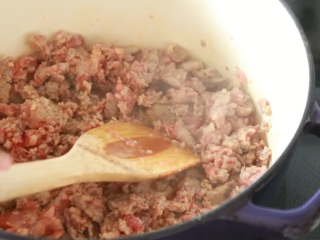 2、千层面,炖锅中意大利甜腸，分成小块，用中火煮至半熟