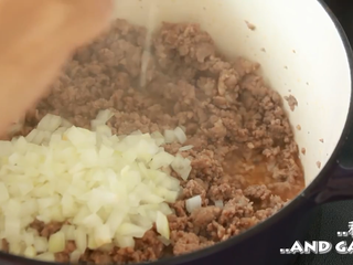 4、千层面,牛肉煮熟时，加入洋葱和蒜蓉