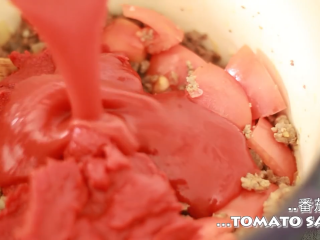 6、千层面,加入番茄膏和番茄酱汁，拌匀