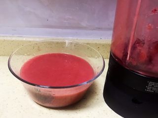 2、草莓慕斯抹茶蛋糕8寸,打成果汁后如图,不得不赞破壁机的细腻程度连自己都怀疑人生。