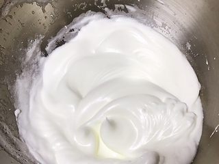 4、草莓慕斯抹茶蛋糕8寸,5只蛋白分三次加入细砂糖,电动打蛋器打至硬性发泡,提起打蛋器蛋白糊有竖直小尖角即可。(详细制作抹茶戚风蛋糕在我菜谱有,搜索抹茶戚风蛋糕即查看到)