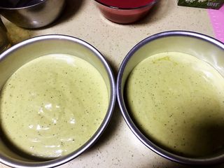5、草莓慕斯抹茶蛋糕8寸,把抹茶戚风蛋糕糊倒至模具,此方子是8寸,我是倒到2个六寸的模具,打算做两个慕斯,制作方法一样的,只是分量分开两个