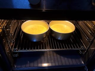 6、草莓慕斯抹茶蛋糕8寸,预热180度5分钟,180度烤35分钟