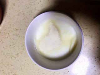 8、草莓慕斯抹茶蛋糕8寸,晾凉抹茶蛋糕胚期间可以制作慕斯糊。我用是吉利丁粉,吉利丁片也可以,吉利丁粉倒到牛奶中,搅拌均匀一下。