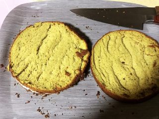 14、草莓慕斯抹茶蛋糕8寸,抹茶面包坯晾凉后用刀切开两片。