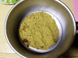 15、草莓慕斯抹茶蛋糕8寸,然后切把两片蛋糕切成比模具细一丢丢的蛋糕片,把其中一片放到模具中