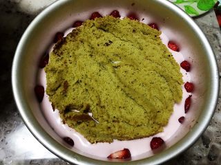17、草莓慕斯抹茶蛋糕8寸,再把草莓切开一半,均匀摆在模具则面,再轻轻放入第二片蛋糕到慕斯液上面(按自己喜欢的摆设随意摆设均可)
