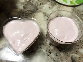 19、草莓慕斯抹茶蛋糕8寸,再同样方法把慕斯液倒到模具,铺满。(按自己喜欢的摆设随意摆设均可)