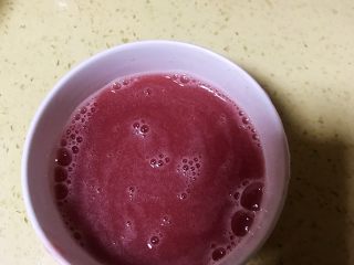 22、草莓慕斯抹茶蛋糕8寸,把草莓汁加入吉利丁水中用筷子搅拌均匀,如果之前草莓汁没有加入细砂糖或糖浆,这个时候加入搅拌均匀也可以