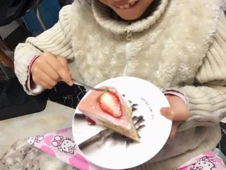 31、草莓慕斯抹茶蛋糕8寸,女儿吃得很开心。