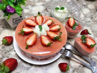 32、草莓慕斯抹茶蛋糕8寸,成品图,清新不油腻,赶紧来试验。