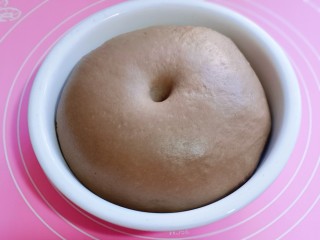 9、吃一次就会爱上它的美~可可酸奶面包,发酵至原来两倍大!可以用手指摁一下,不回弹,不塌陷即可!将面团取出排气,分割10等份,盖上保鲜膜醒15分钟!