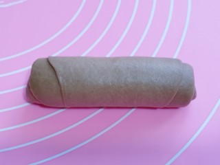 12、吃一次就会爱上它的美~可可酸奶面包,再从小往下卷起来!