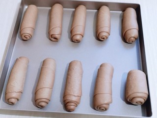 13、吃一次就会爱上它的美~可可酸奶面包,依次做好,放入烤盘中,并间隔距离,如图。(如果不是不粘烤盘,需要垫一张油纸)